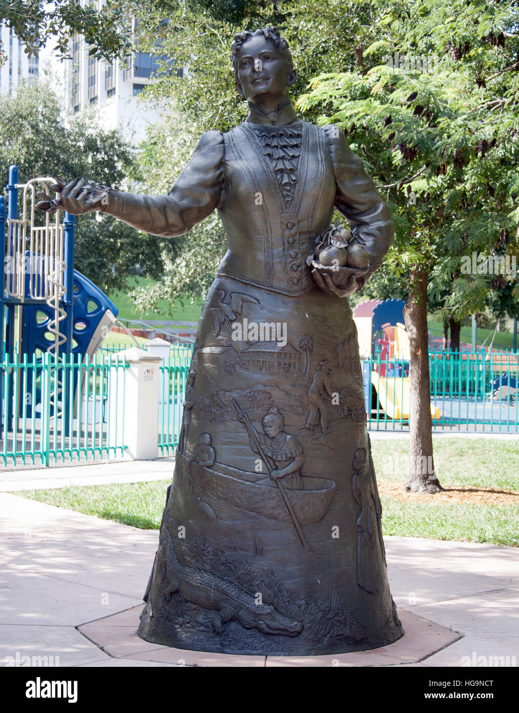 Statue honorant Julia DeForest Tuttle, la « mère de Miami », rend hommage à la femme créditée d’avoir fondé et façonné les débuts de la croissance de la ville. Banque D'Images Statue honorant Julia DeForest Tuttle, la « mère de Miami », rend hommage à la femme créditée d’avoir fondé et façonné les débuts de la croissance de la ville. Banque D'Images