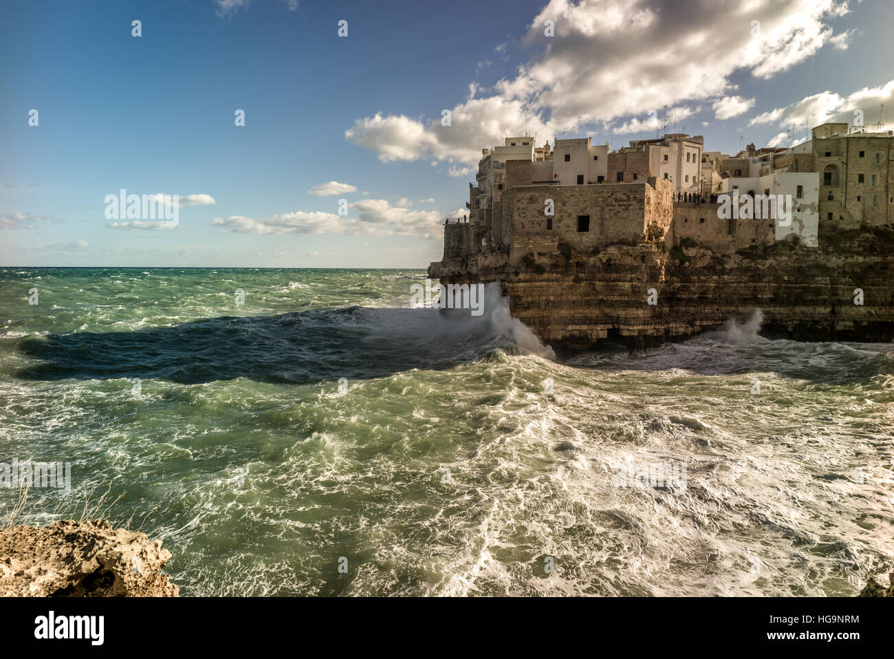 Polignano a Mare, l'incroyable village sur les rochers, le long de la mer dans les Pouilles, sud de l'Italie Banque D'Images