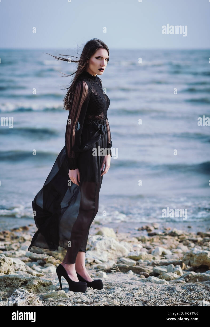Belle Femme Gothique Triste En Robe Noire Se Tenant Sur La Mer Plage Photo Stock Alamy