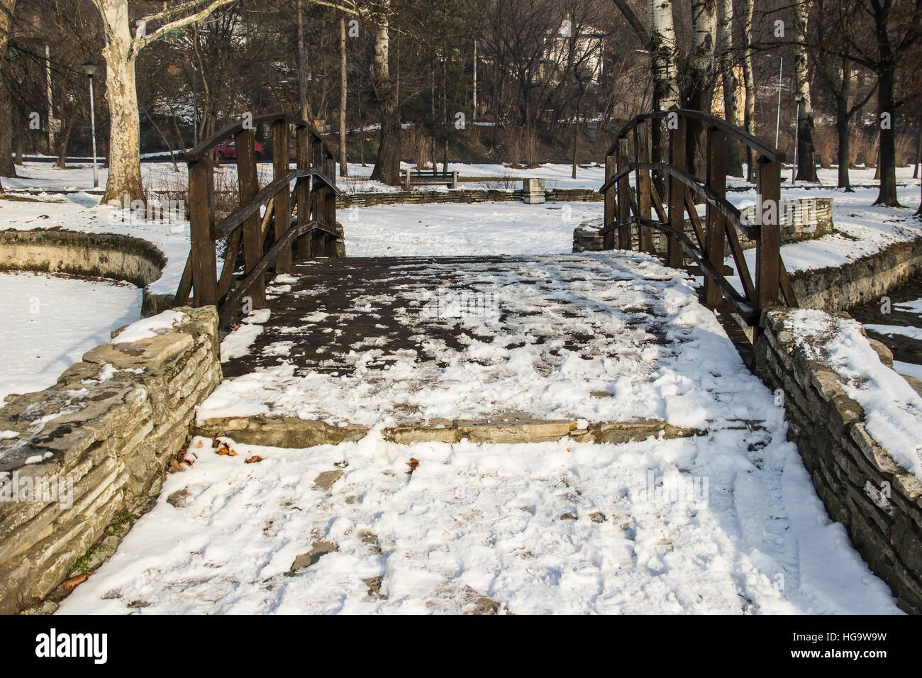 Belgrade, Serbie - passerelle en bois en hiver au parc Topcider Banque D'Images