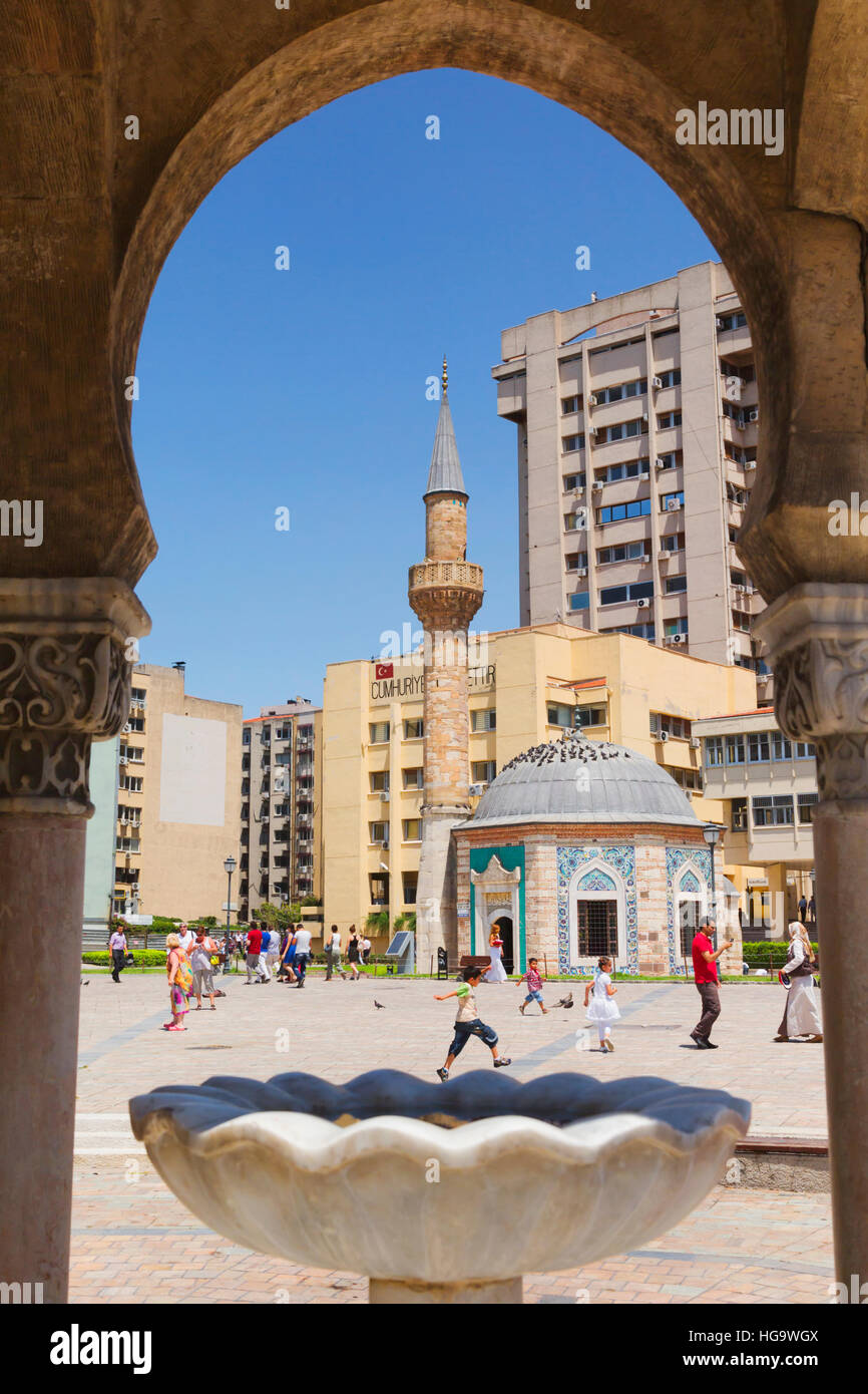 La province d'Izmir, Izmir, Turquie. Konak Square. Les Yali, ou Mosquée Konak vue à travers une arche de la tour de l'horloge. Banque D'Images