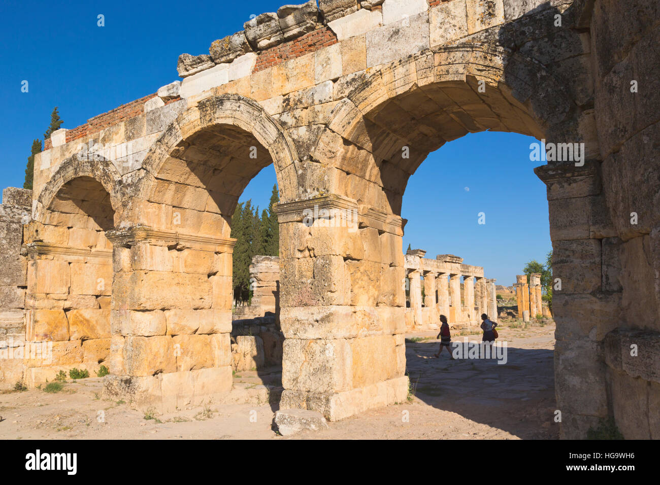Hiérapolis, province de Denizli, Turquie. Ruines de la ville antique. La porte romaine du nord, également connu sous le nom de la voie Domitienne, de la porte ou de passage de Domitien, ou le Banque D'Images