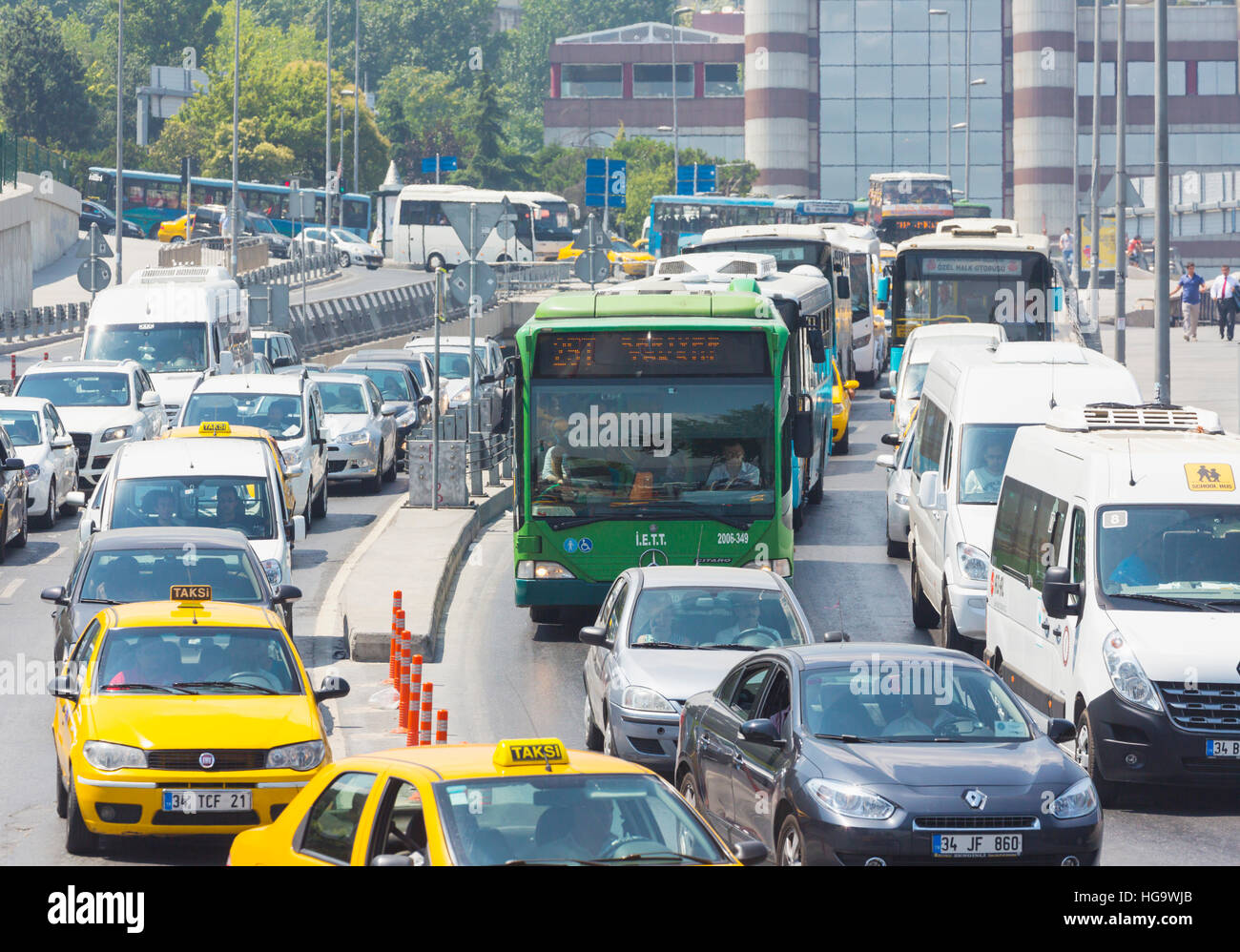 Istanbul, Istanbul, Turquie Province. Le trafic lourd dans Gazhanesi ville Dolmabahce Caddesi. Banque D'Images
