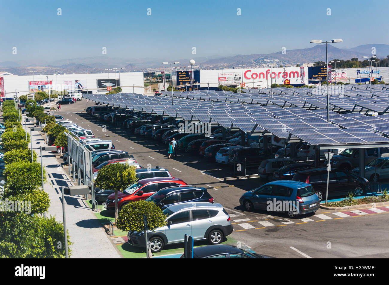 Les panneaux solaires utilisés comme à l'ombre des toits de parking dans le parking d'Ikea, Malaga, la province de Malaga, Costa del Sol, Andalousie, Espagne du sud. Banque D'Images