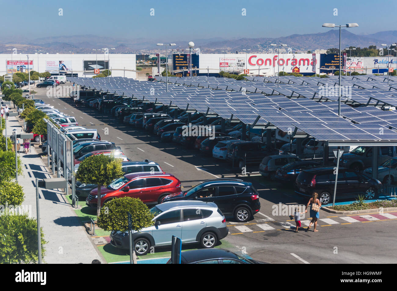 Les panneaux solaires utilisés comme à l'ombre des toits de parking dans le parking d'Ikea, Malaga, la province de Malaga, Costa del Sol, Andalousie, Espagne du sud. Banque D'Images