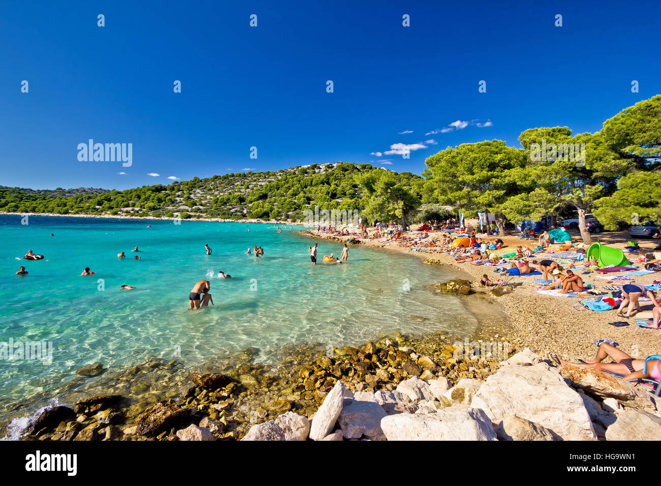 MURTER, Croatie - 17 août : non identifie les personnes bénéficiant de l'été sur holldays turquoise clair cristal beach en Croatie, Dalmatie île de Murter, regi Banque D'Images