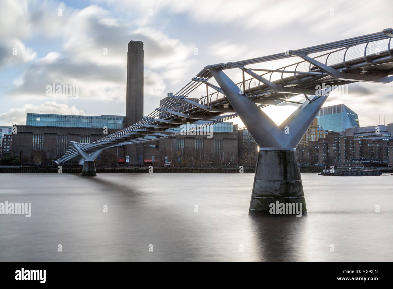 Millennium Bridge et la Tate Modern Art Gallery de Londres Banque D'Images