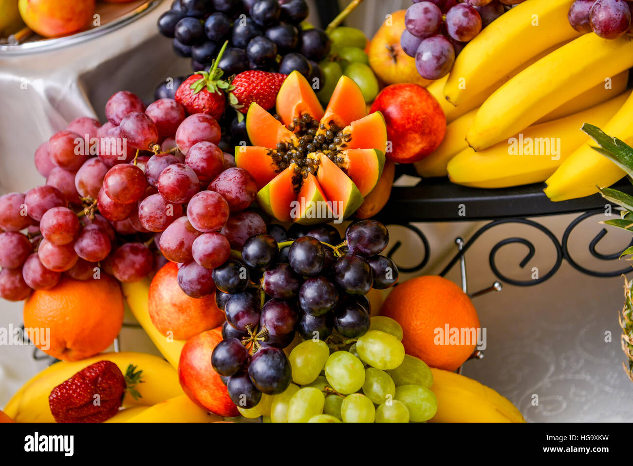 Différents types de raisins, la papaye et la banane sur une table Banque D'Images