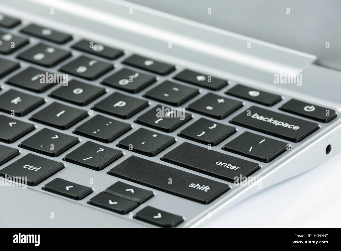 Près du clavier dans le prestigieux silver laptop Banque D'Images