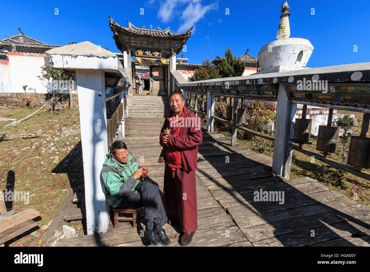 Lijiang, Chine - novembre 11,2016 : moine tibétain et garde à l'avant d'un temple tibétain dans le Jade Dragon Snow Mountain dans le Yunnan, Chine Banque D'Images