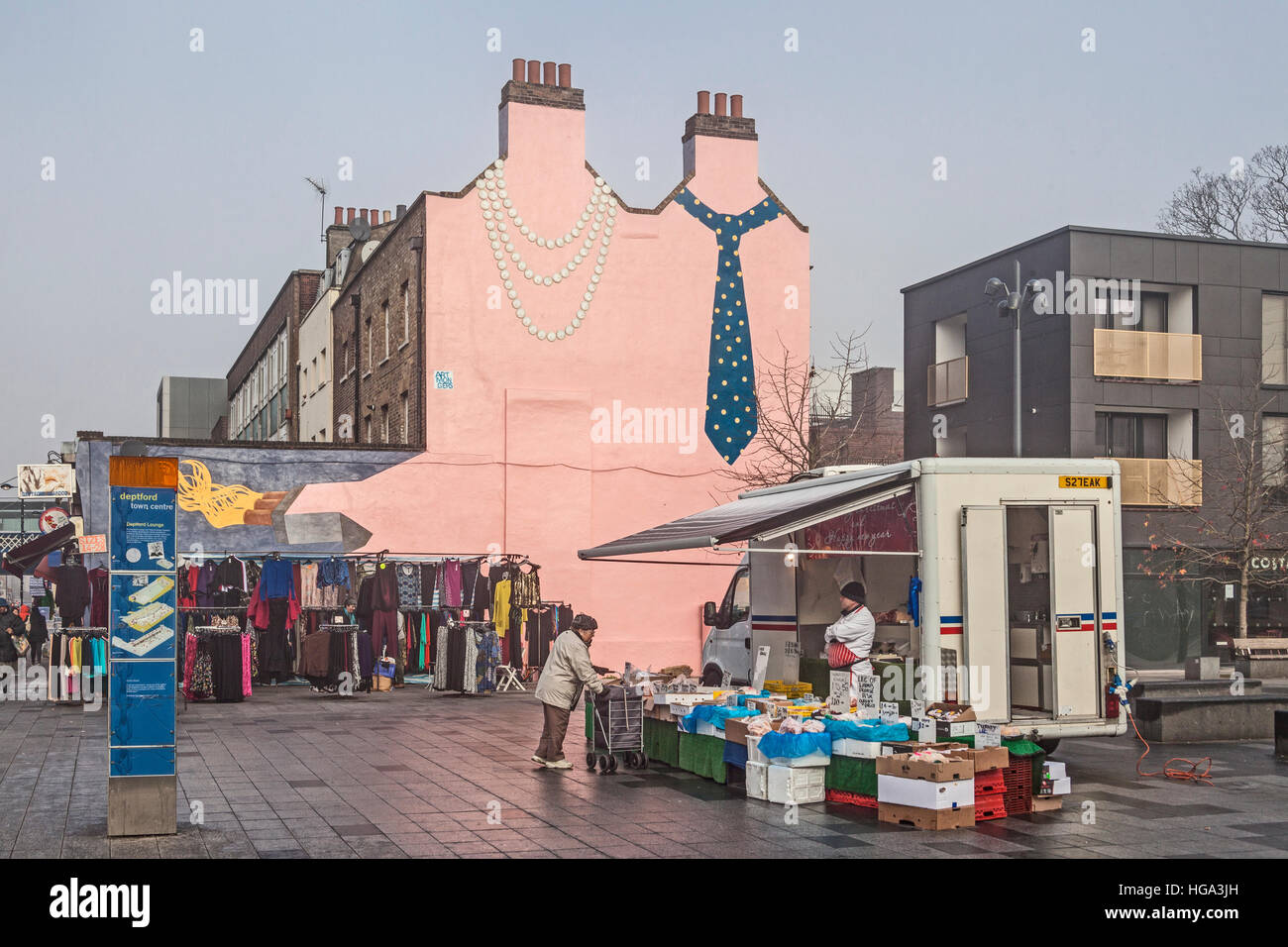 Londres, Deptford un mobile food dans un carré au large de Deptford High Street Banque D'Images