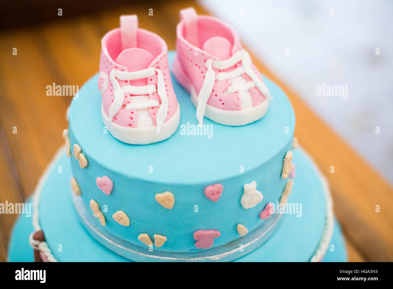 Gâteau D'anniversaire De Bébé Avec Les Chaussures De Bébé Mignonnes Photo  stock - Image du doux, abord: 47203976