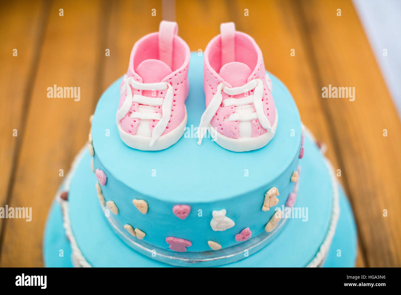 Gâteau d'anniversaire d'enfant. Décoré pour les enfants. Couleur bleu avec des chaussures roses. Banque D'Images