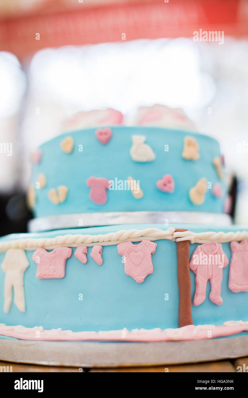 Gâteau d'anniversaire d'enfant. Décoré pour les enfants. Couleur bleu avec des chaussures roses. Banque D'Images
