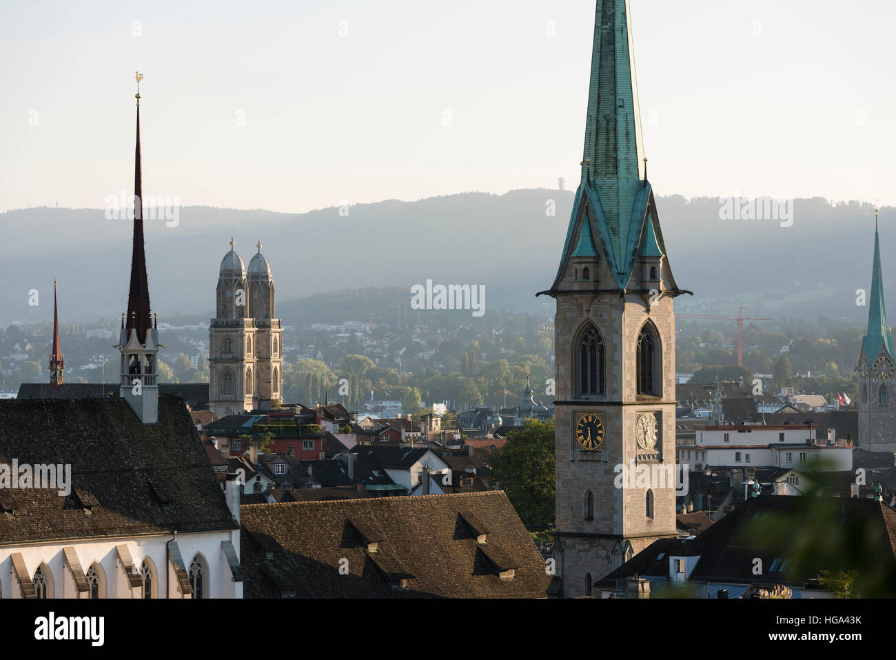 Panorama de la ville de Zurich avec Grossmunster cathédrale, Predigerkirche Fraumunster et dans le soleil couchant. Banque D'Images