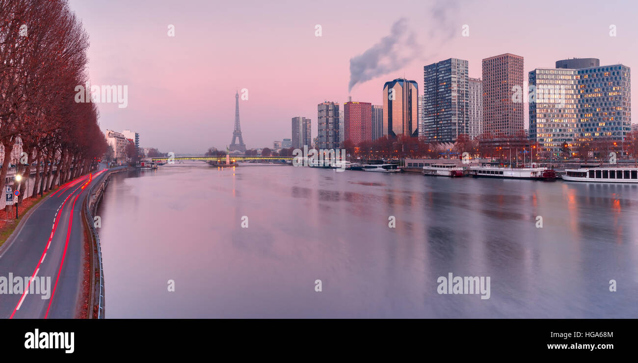 Panorama avec la tour Eiffel au coucher du soleil, Paris France Banque D'Images