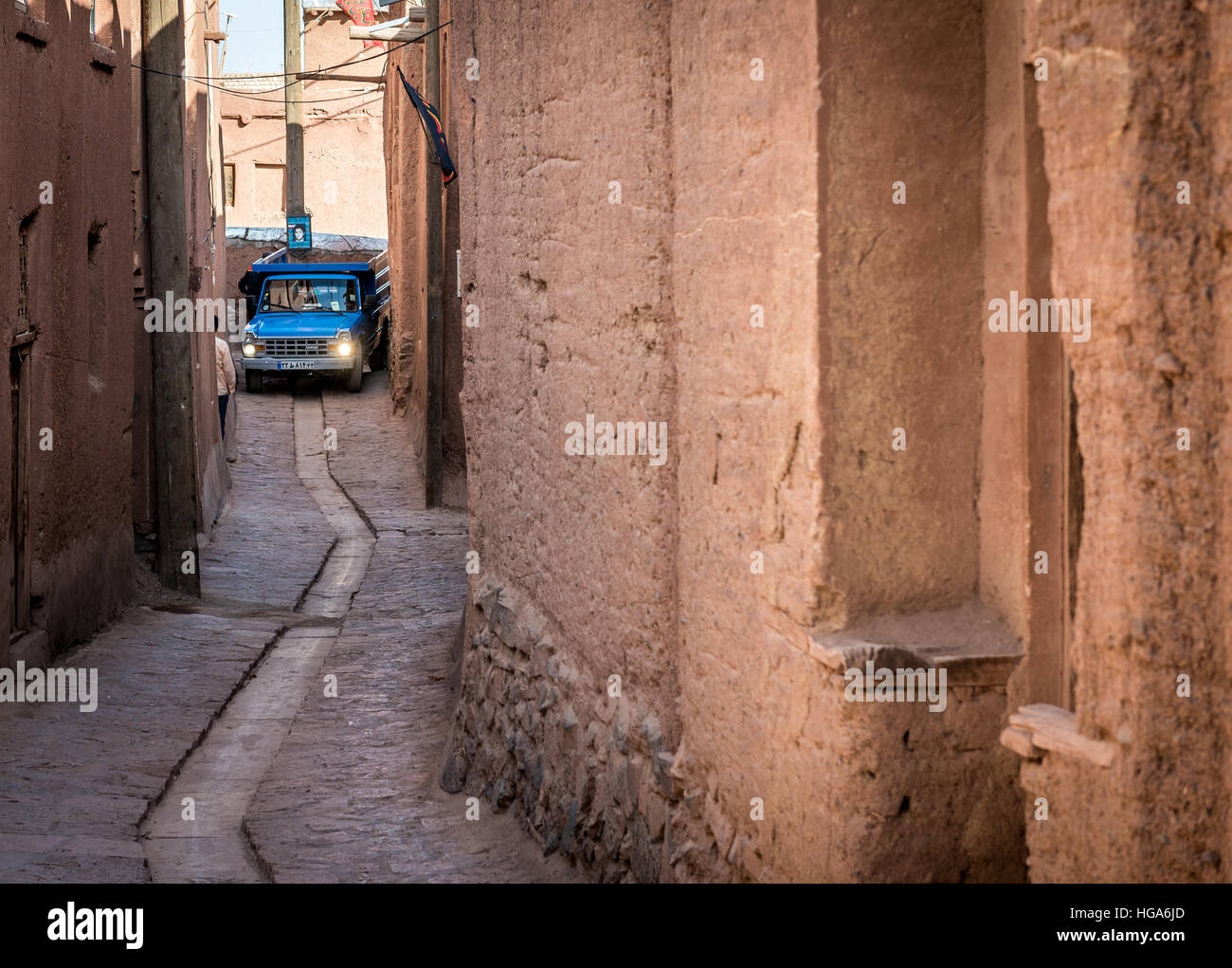 Ruelle avec canal de drainage dans le célèbre village Abyaneh rouge dans le comté de Natanz, Ispahan Province, l'Iran Banque D'Images