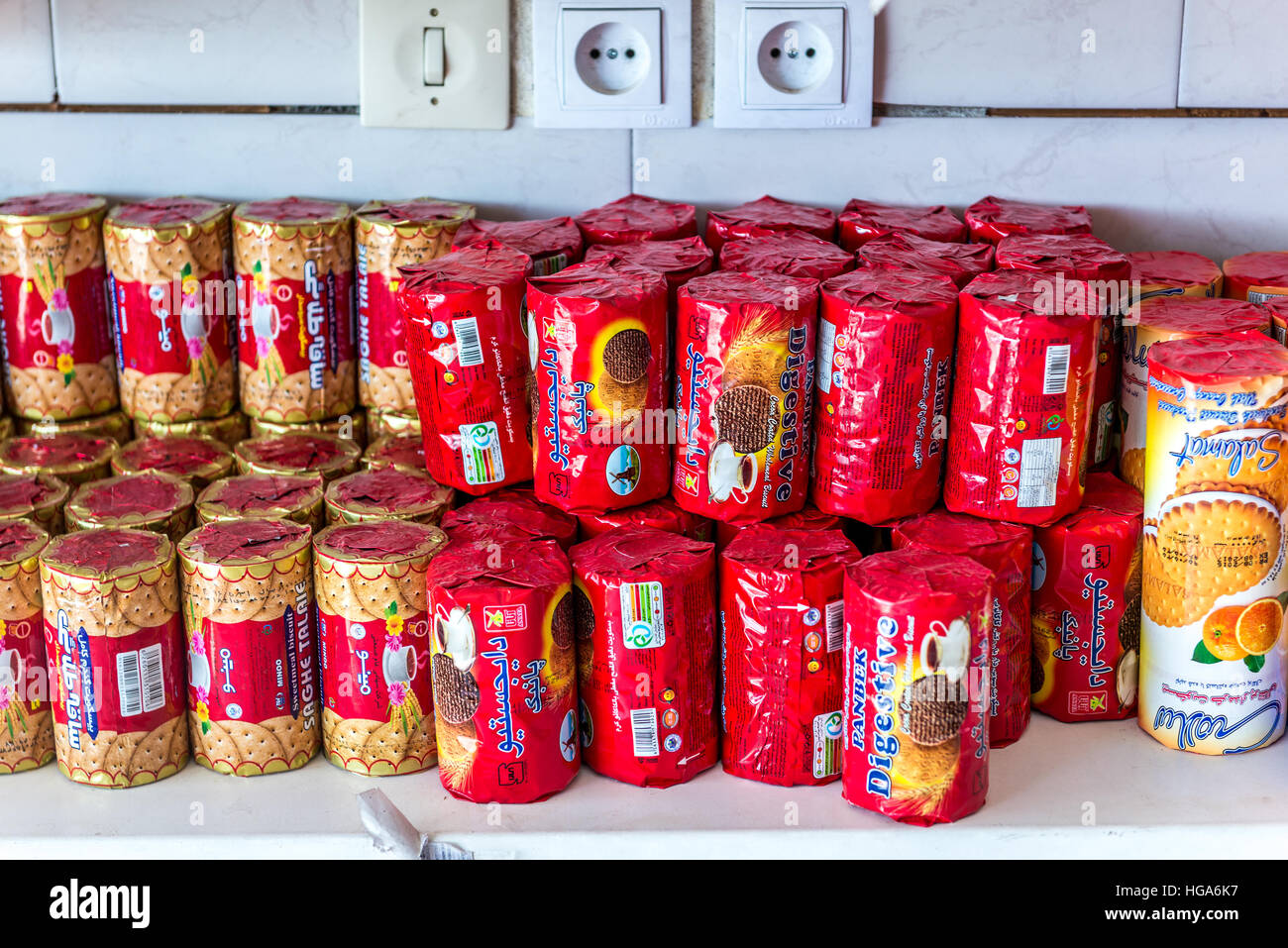 Boîtes de cookies sur étagère de magasin en Iran Banque D'Images