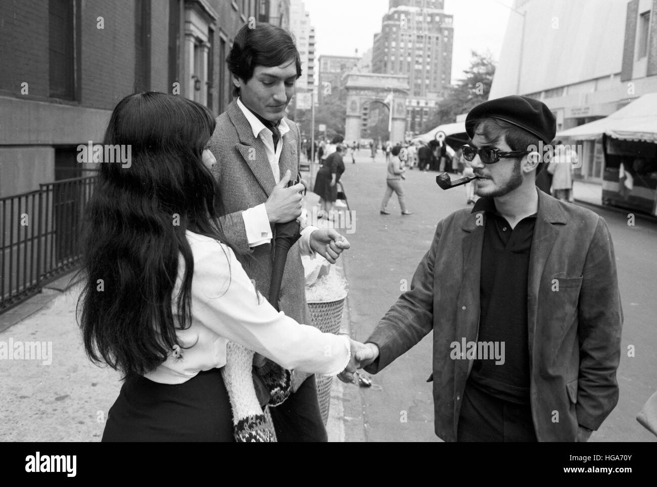 Buffy Sainte-Marie, parlant avec des gens sur la rue Thompson ci-dessous du parc de Washington Square à Manhattan. Debout à côté de Buffy est artiste Indius Alvarez. Banque D'Images