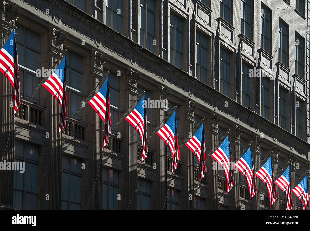 Les drapeaux à l'avant de Saks Fifth Avenue à Manhattan. Banque D'Images