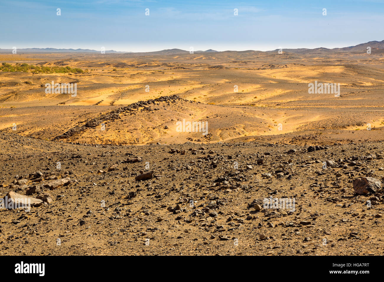 Dans ces lieux se réunit avec le sable du désert pierreux Hamada Sahara près de Merzouga, Maroc. Banque D'Images