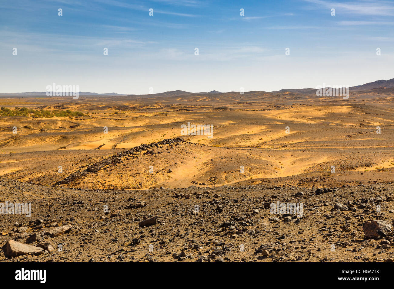 Dans ces lieux se réunit avec le sable du désert pierreux Hamada Sahara près de Merzouga, Maroc. Banque D'Images