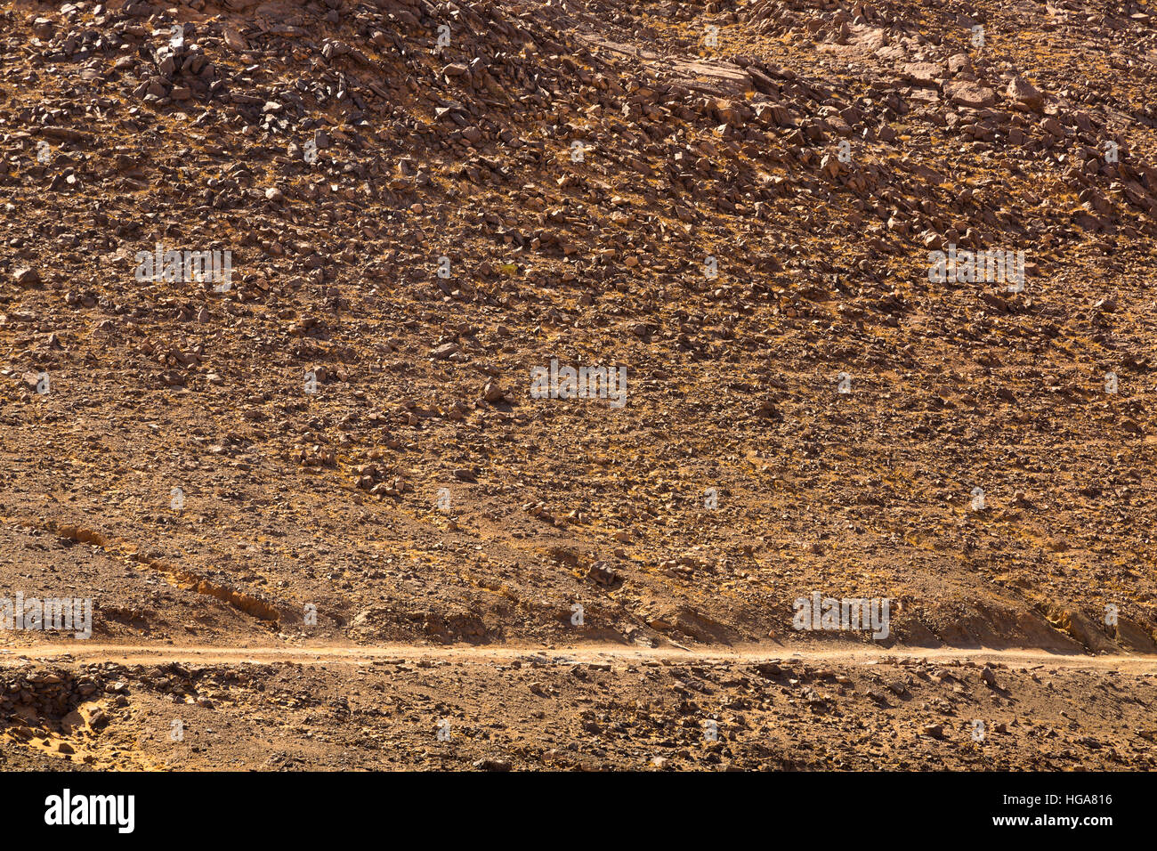 La route menant rocky Hamada désert près de Merzouga au Maroc Banque D'Images