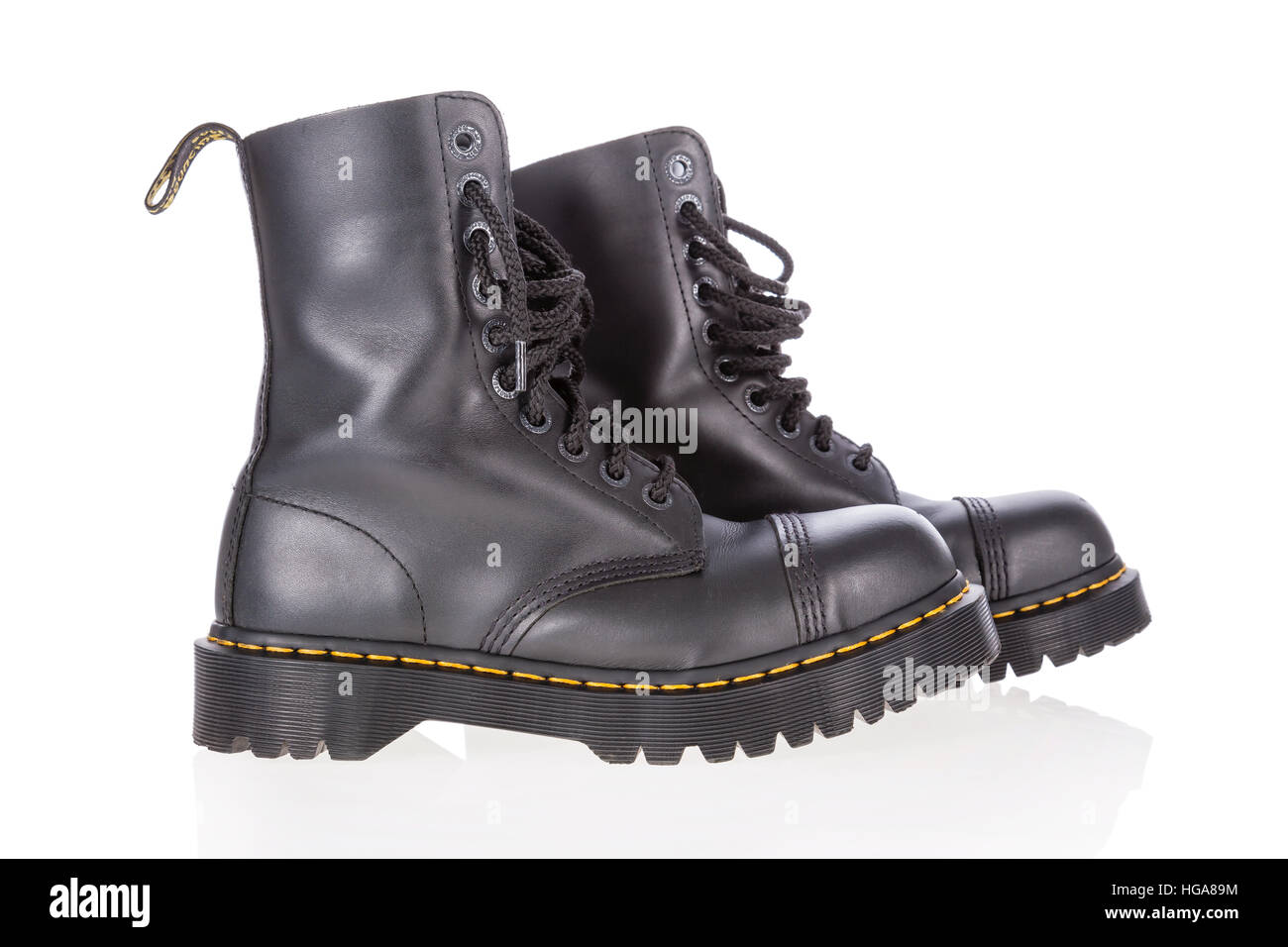 Le Dr Martens en cuir noir chaussures de travail avec embout en acier de  style militaire et isolé sur fond blanc Photo Stock - Alamy