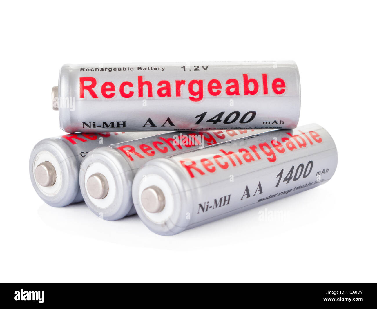 Piles AA rechargeables isolé sur fond blanc. Banque D'Images