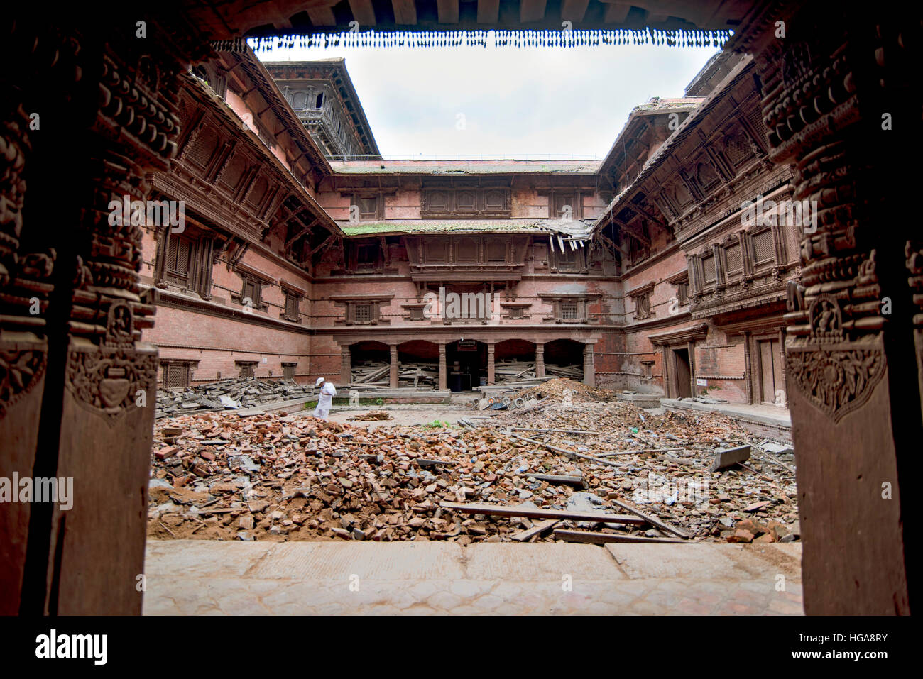 Décombres étouffe une cour intérieure du 16ème siècle le palais de Hanuman Dhoka, Katmandou, Népal Banque D'Images