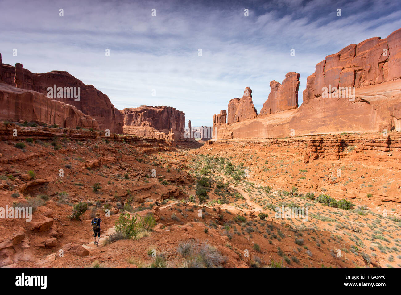 Randonneur randonnées sur les sentiers du parc Ave dans Arches National Park Banque D'Images