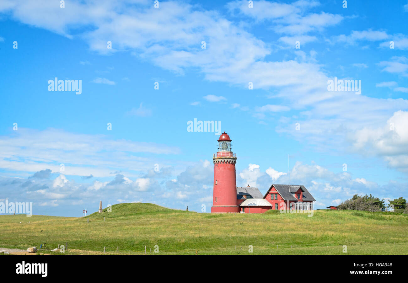 Phare rouge Bovbjerg Fyr avec de l'herbe bien verte et ciel bleu Banque D'Images