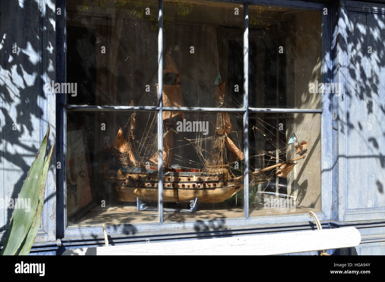 Modèle d'un navire de guerre époque napoléonienne dans une fenêtre d'Aignan, France. Banque D'Images