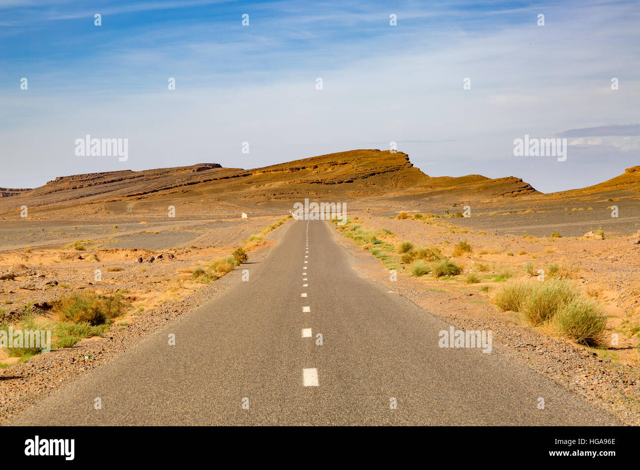 Paysage du sud du Maroc est caractérisée par des montagnes, des plaines, des sols pierreux, le sable et la végétation maigre. Banque D'Images