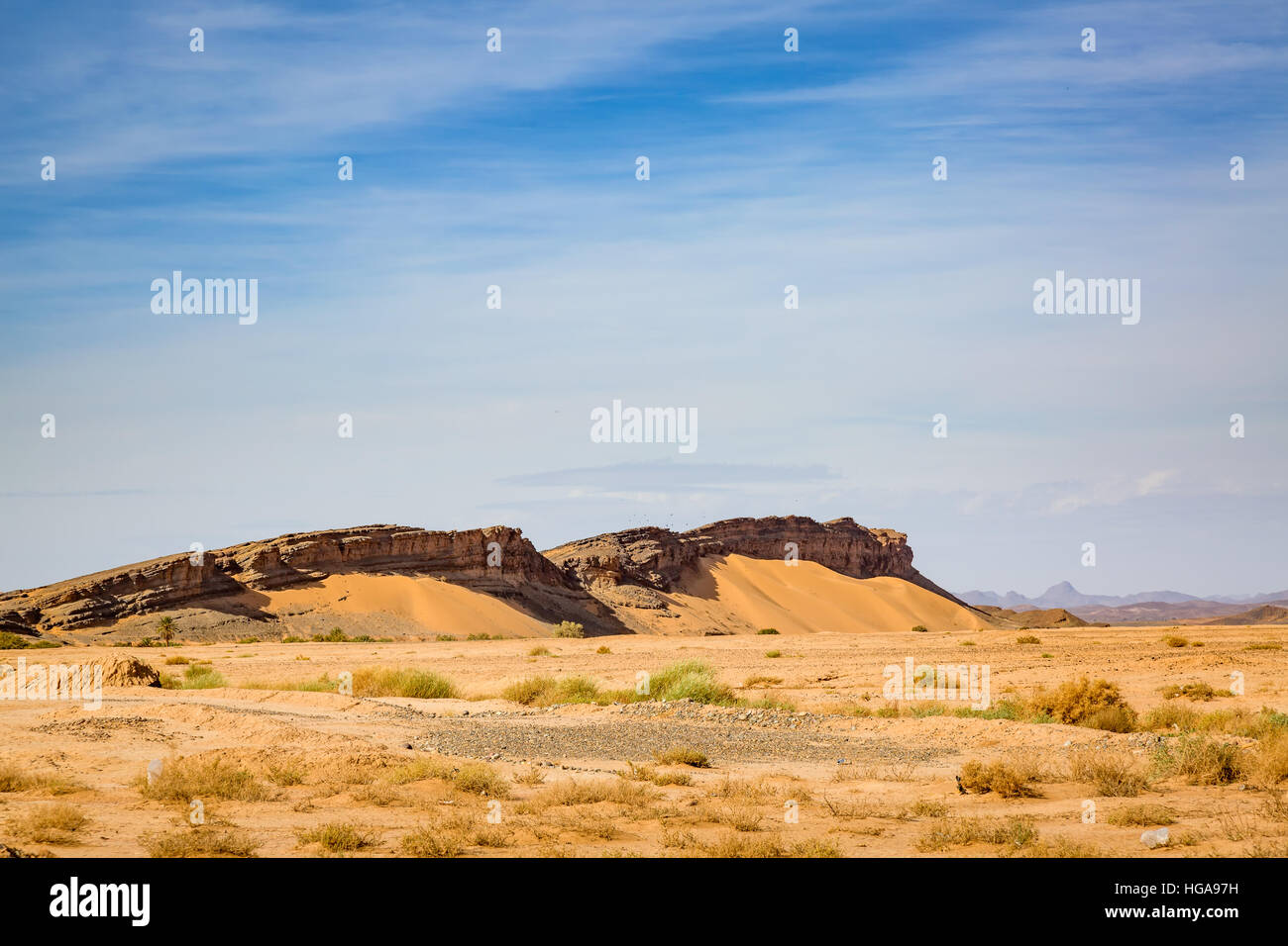 Paysage du sud du Maroc est caractérisée par des montagnes, des plaines, des sols pierreux, le sable et la végétation maigre. Banque D'Images