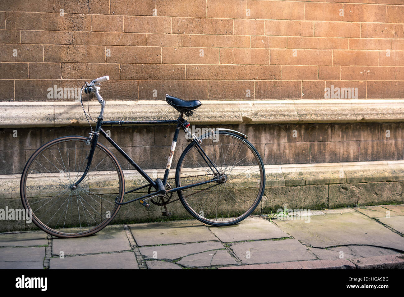 Vintage vieux vélo contre le mur dans une rue emblématique de Cambridge Banque D'Images