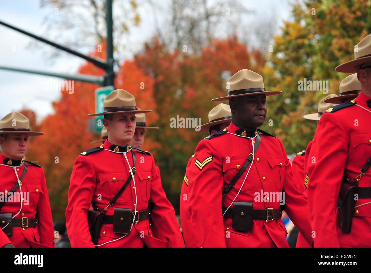La police montée canadienne marcher après une cérémonie du souvenir à London, Ontario, Canada. Banque D'Images