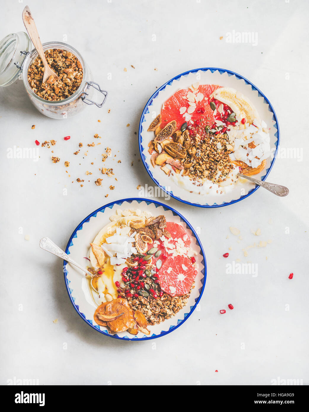 Petit-déjeuner sain avec des bols de yaourt muesli, fruits frais et secs Banque D'Images
