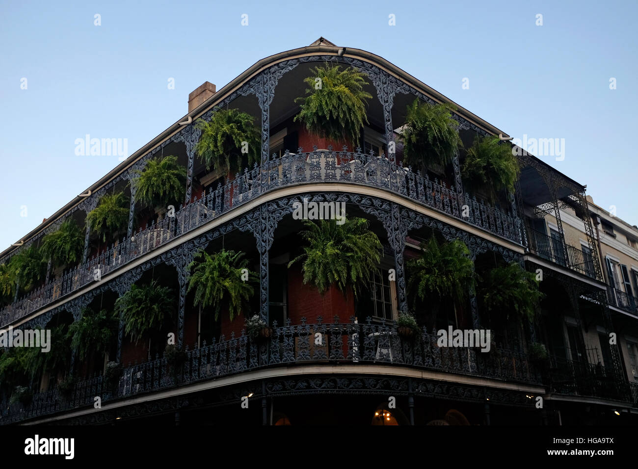 NEW ORLEANS, LA : deux rangées de galeries ornent la façade d'un bâtiment. 11/14/16 Banque D'Images