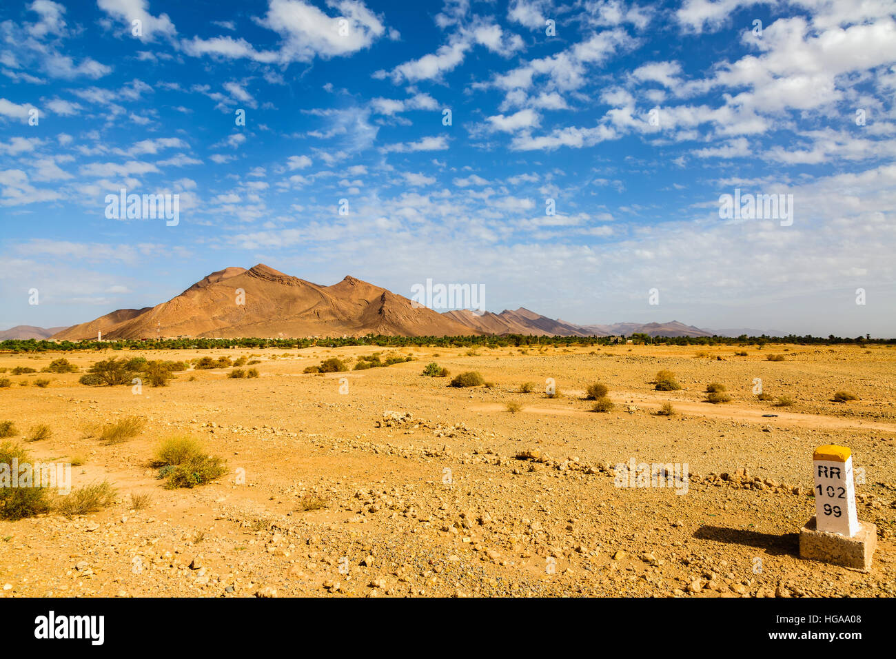 Paysage du sud du Maroc est caractérisée par des montagnes, des plaines, des sols pierreux, le sable et la végétation maigre. Banque D'Images