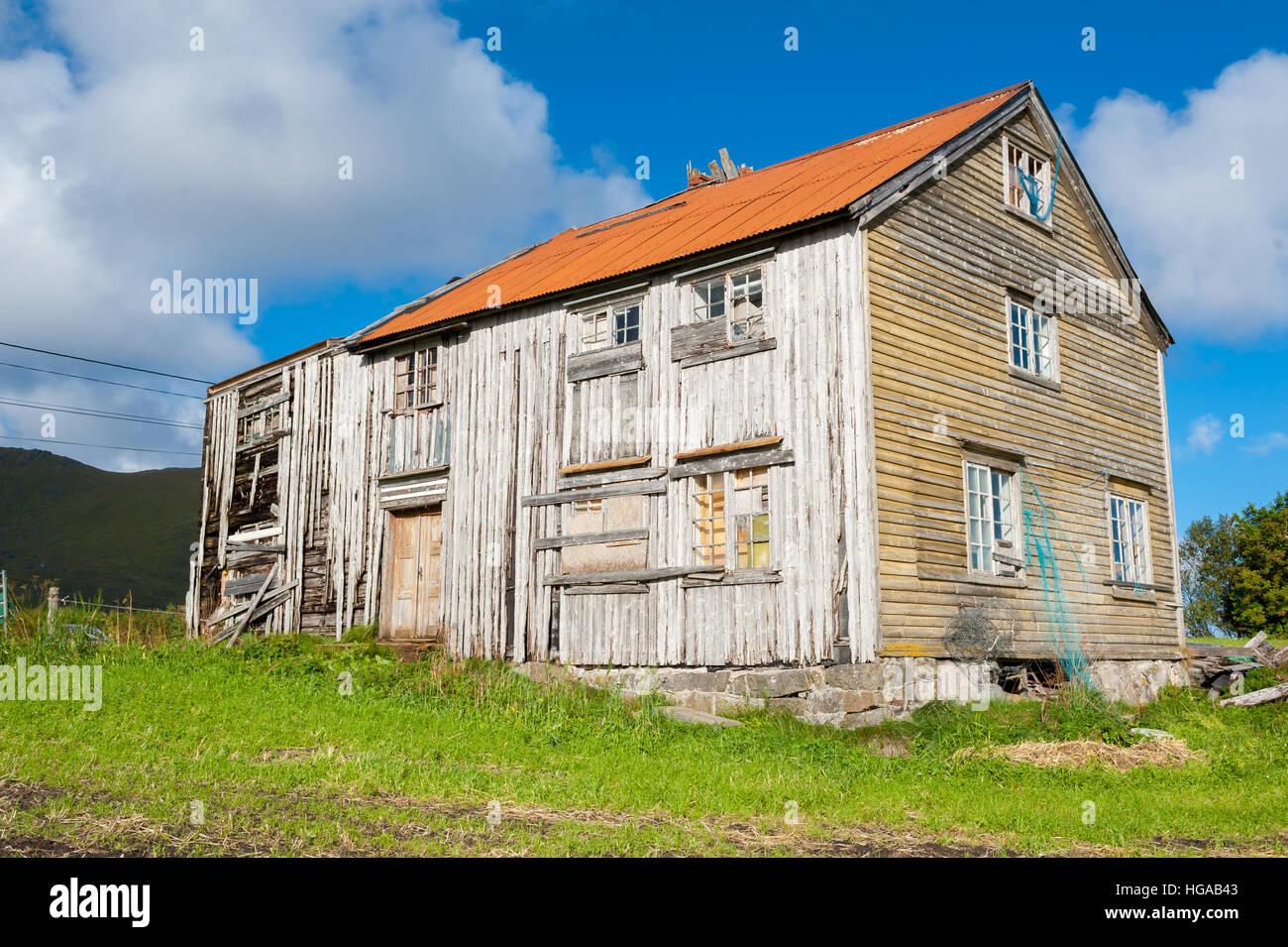 Vieux et abandonné maison en bois avec toit rouge dans la campagne norvégienne Banque D'Images