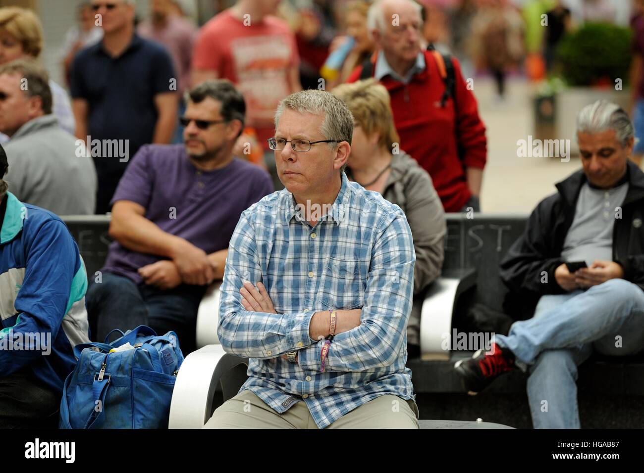 Dans l'homme devant un auditoire de musiciens sur la lande Sheffield, prenant part à l'Jalonnages Fringe Festival 2014 Banque D'Images