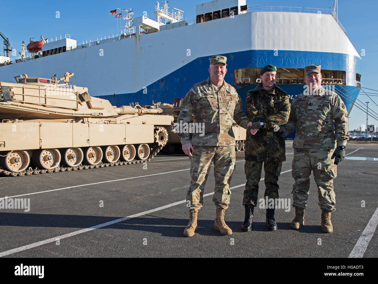 Berlin, Allemagne. 6 janvier, 2017. Le commandant en chef des forces terrestres des États-Unis en Europe, le général major Timothy P. McGuire (L-R), le général major Josef Blotz de la Bundeswehr allemande service de soutien interarmées et le commandant de la 21e Commandement Soutien Théâtre général major Duane A. Gamble se présentent pour l'opération américaine 'Résoudre' Atlantique en face de la 'Résoudre' navire de transport à Bremerhaven, Allemagne, le 6 janvier 2017. Nous les brigades sont voyage le matériel militaire vers la Pologne afin de sécuriser les pays de l'OTAN de l'Europe. Photo : Ingo Wagner/dpa/Alamy Live News Banque D'Images