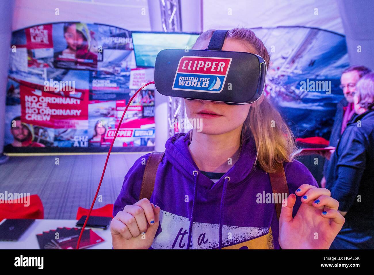 Londres, Royaume-Uni. 6 janvier, 2017. La réalité virtuelle est commune cette année, ici sur le Clipper racing stand - Le London Boat Show ouvre à l'Excel Centre. Londres 06 Jan 2017 Crédit : Guy Bell/Alamy Live News Banque D'Images
