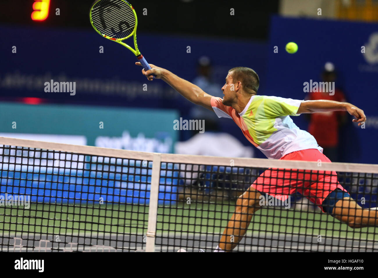 Chennai, Inde, 6 janvier 2017 : Open de Chennai : Mikhail Youzhny (RUS) perdre un point contre son adversaire Roberto BAUTISTA AGUT(ESP) à chennai le 6 jan 2017. Crédit : Philippe SUKUMAR/Alamy Live News Banque D'Images