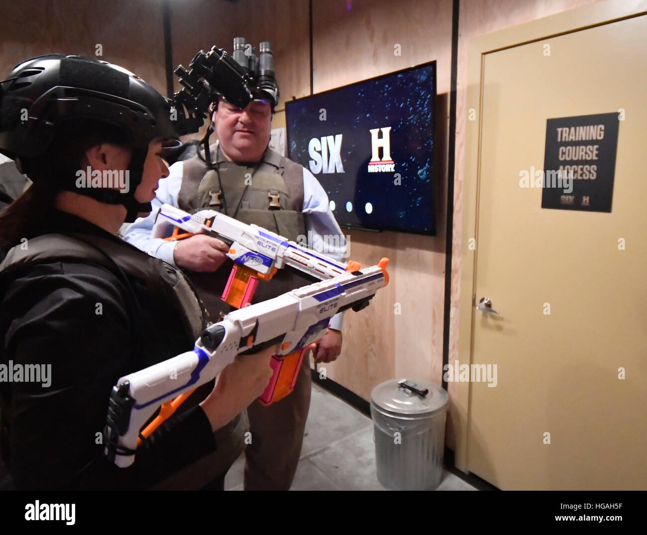 Las Vegas, Nevada, USA. 6 janvier, 2017. Jan 6, 2017. Las Vegas NV. La nouvelle série dramatique de combat militaire 'Six, ' l'histoire est ce qui porte le monde de la Navy SEAL Team Six à la vie avec la vision de nuit 'Formation Ops, ' un authentique, la première en son genre, expérience à l'International Consumer Electronics Show (CES) de Las Vegas de niveau militaire.En utilisant la technologie de vision nocturne*, la 'vision de nuit Formation Ops d'expérience donnera à ces participants un aperçu de la vie d'un Navy SEAL, dont la vie, les missions et la vie et la mort sont représentés dans la série.Puis, ils vont parcourir un labyrinthe d'un noir d'obstacles Banque D'Images