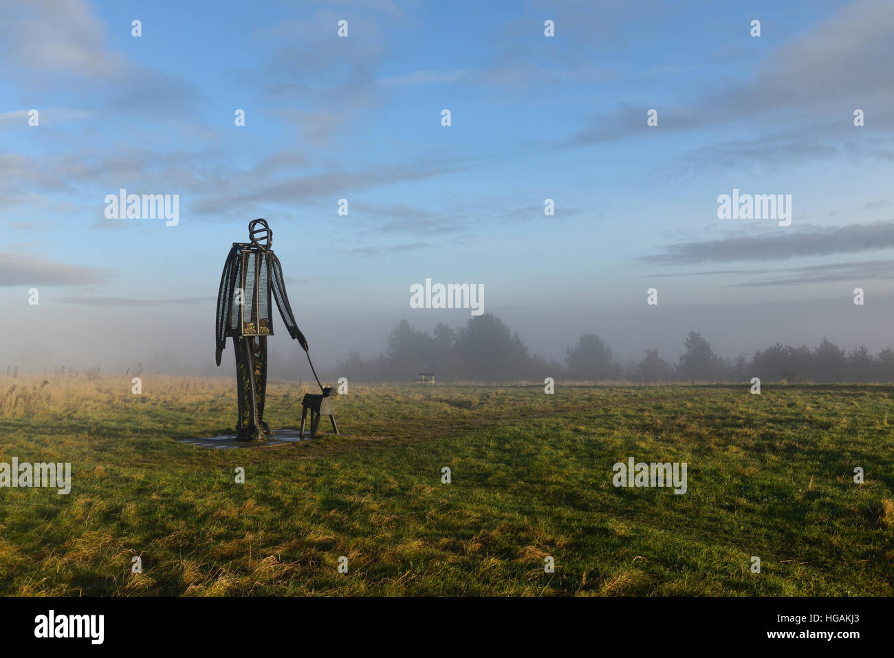 Hucknall,Bretagne,UK:07th Janvier 2017.Matin brumeux et inversion de nuages sur les fourchettes country park.La lumière du soleil et de la brume entoure la 'Dogwalker' art public qui se tient sur un terrain sur l'ancienne mine de Linby . Crédit : Ian Francis/Alamy Live News Banque D'Images