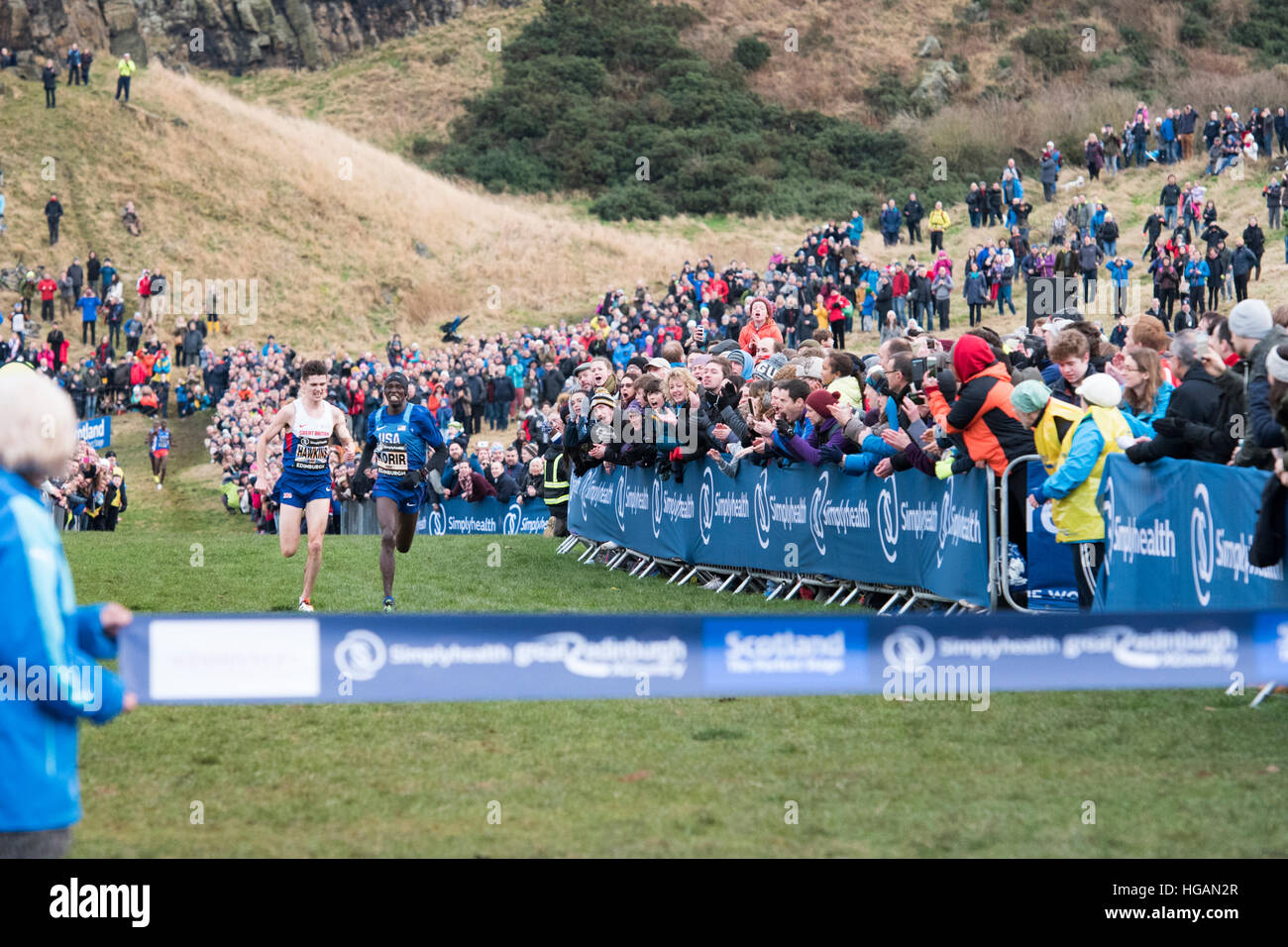 Edinburgh, Royaume-Uni. 07Th Jan, 2017. Callum Hawkins et Leonard Korir contest la finale 100m dans l'excellent Simplyhealth Edinburgh International Cross Country à Holyrood Park, Edinburgh, Royaume-Uni le 7 janvier 2017. © Andrew Peat/Alamy Live News Banque D'Images
