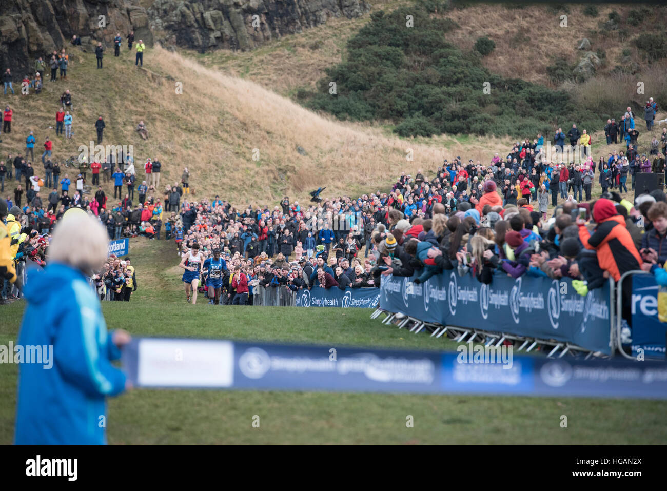 Edinburgh, Royaume-Uni. 07Th Jan, 2017. Callum Hawkins et Leonard Korir contest la finale 100m dans l'excellent Simplyhealth Edinburgh International Cross Country à Holyrood Park, Edinburgh, Royaume-Uni le 7 janvier 2017. © Andrew Peat/Alamy Live News Banque D'Images