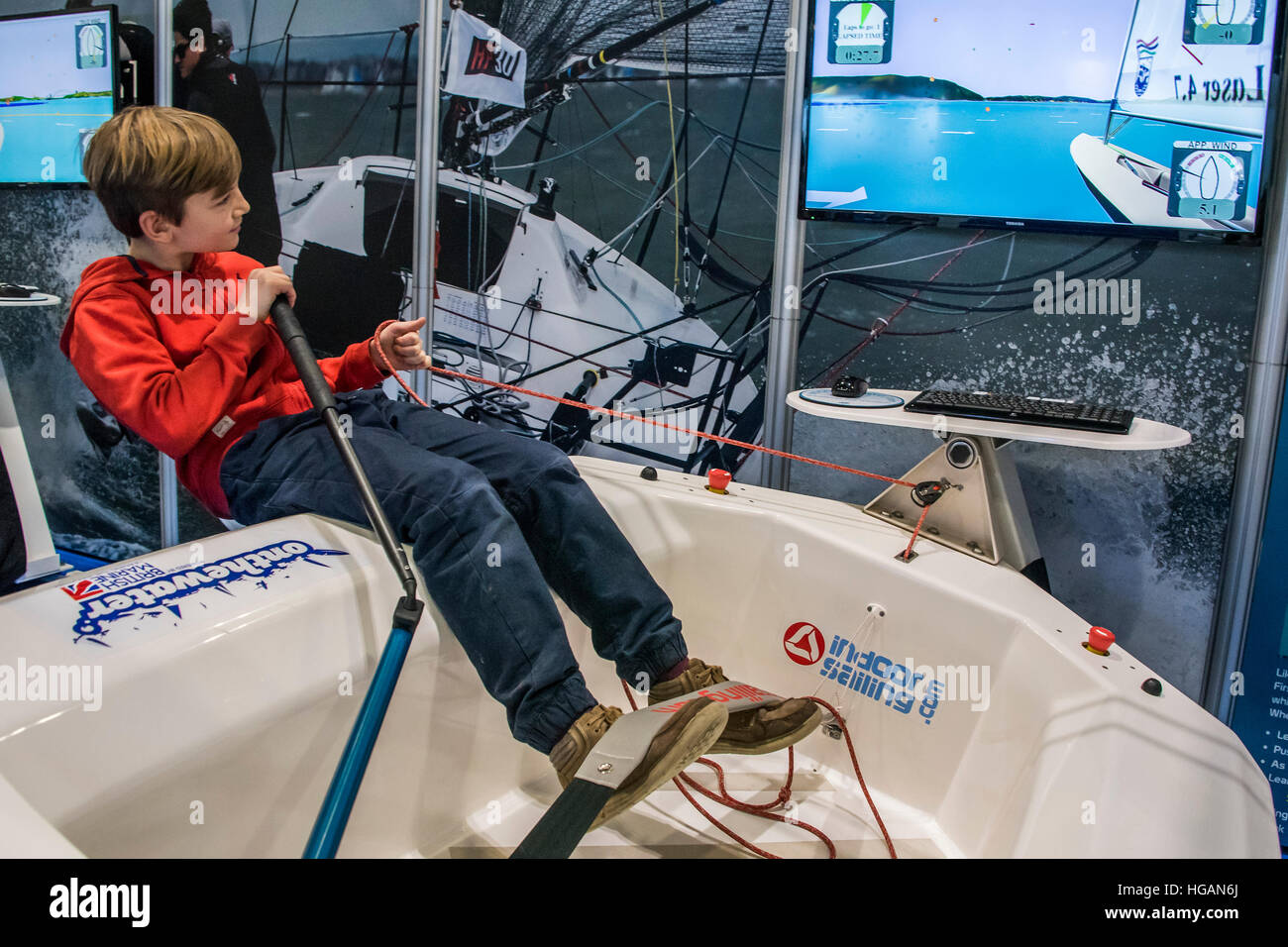 Londres, Royaume-Uni. 7 janvier, 2017. Un frère et une soeur en concurrence  sur l'indoor simulateur voile parrainé par' sur l'eau" et de la Marine - Le  London Boat Show ouvre au centre